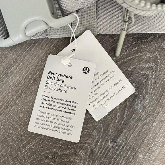 Brand new Lululemon Everywhere Belt Bag grey/ seal grey graphic squares pattern - Picture 7 of 10